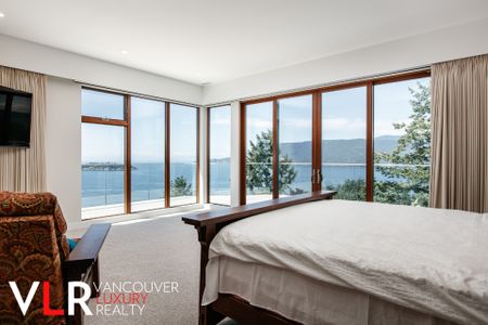 House in West Vancouver, BC - Photo 4