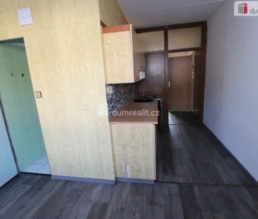 Slunný byt 2+1/S/L ve třetím patře panelového domu - Fotografie 5