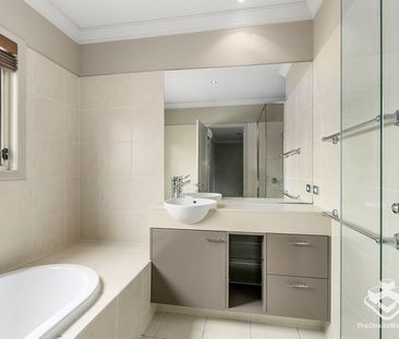 CENTRAL LOCATION - SPACIOUS 4 BEDROOMS TOWNHOUSE - Photo 6