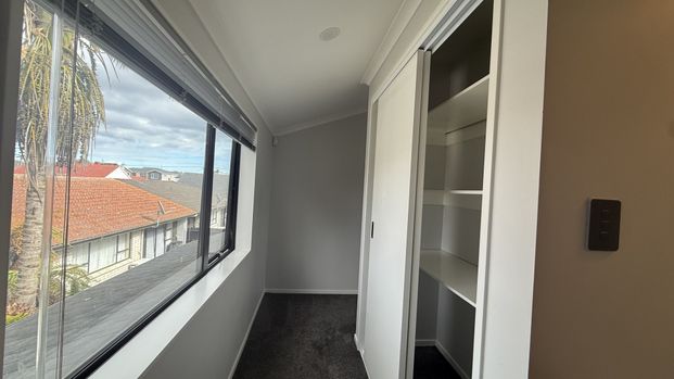 Four Beds Townhouse with 2 parking - Photo 1