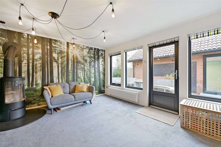 An exceptional five-bedroom detached residence, immaculately presented and positioned on one of Nailsea’s most sought-after and exclusive roads. - Photo 2