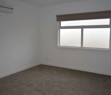 Quality townhouse close to St Albans station. - Photo 3