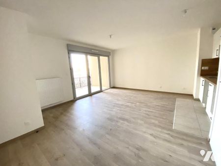 Appartement au 1er étage, 2 chambres, grande terrasse, place de parking - Photo 3