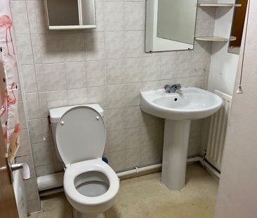 2 Bed Terraced House, Bluecoat Close, NG1 - Photo 2