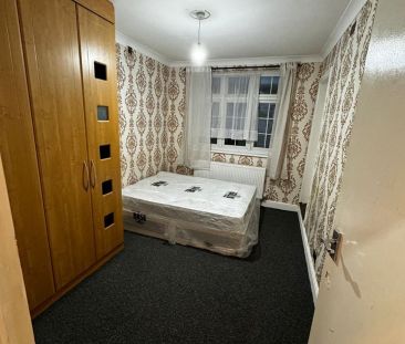Room in a Shared House, Evanston Gardens, IG4 - Photo 2