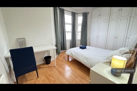 1 bedroom in a flat share to rent - Photo 3