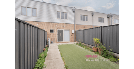Stylish Street-Front Townhouse Close to All Amenities - Photo 2