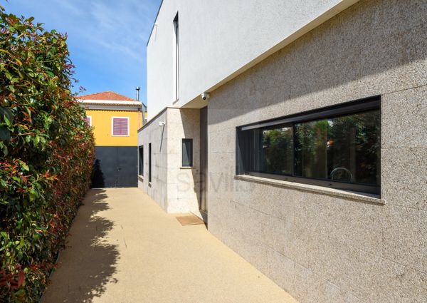 Moradia V5 em Senhora da Hora com jardim e piscina