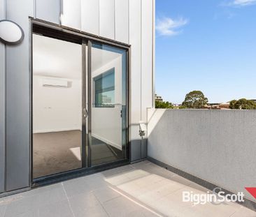 MODERN WELL MAINTAINED APARTMENT - Photo 6