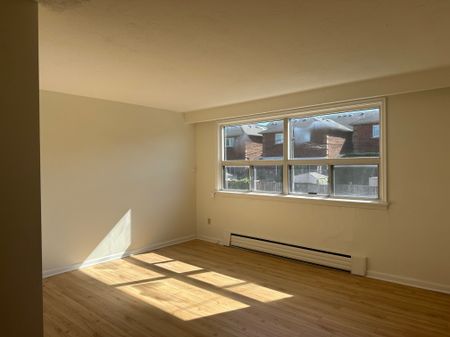 For Lease - 14 Vanevery Street Unit# Unit 3, Toronto, Ontario - Photo 3