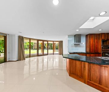 Elegant Edwardian Living with Modern Flair - Photo 6