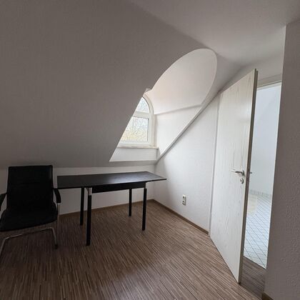 Möblierte Einraumwohnung in einer schönen Altbauvilla in Meerane - Photo 2