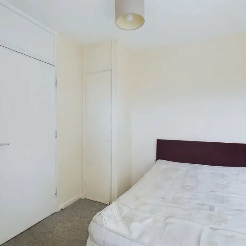 4 bedroom flat in London - Photo 1