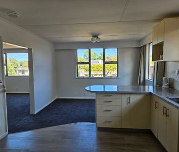 Warm, modern & spacious – your new Lansdowne home - Photo 1