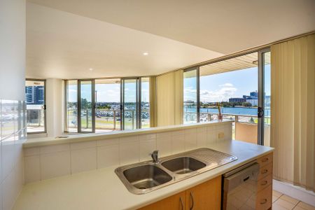 Spacious Inner-City Living with Stunning Harbour Views - Photo 4