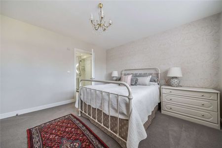 A stylish and contemporary family home in a sought-after location - Photo 4