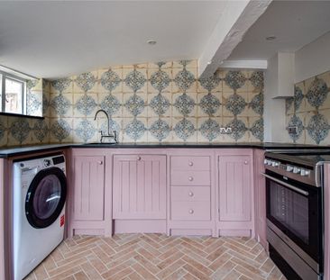 A beautifully renovated 2 bedroom Grade II listed cottage, ideally ... - Photo 3