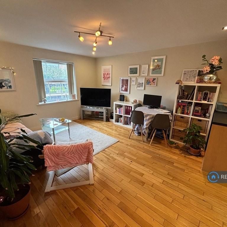 2 bedroom flat to rent - Photo 1