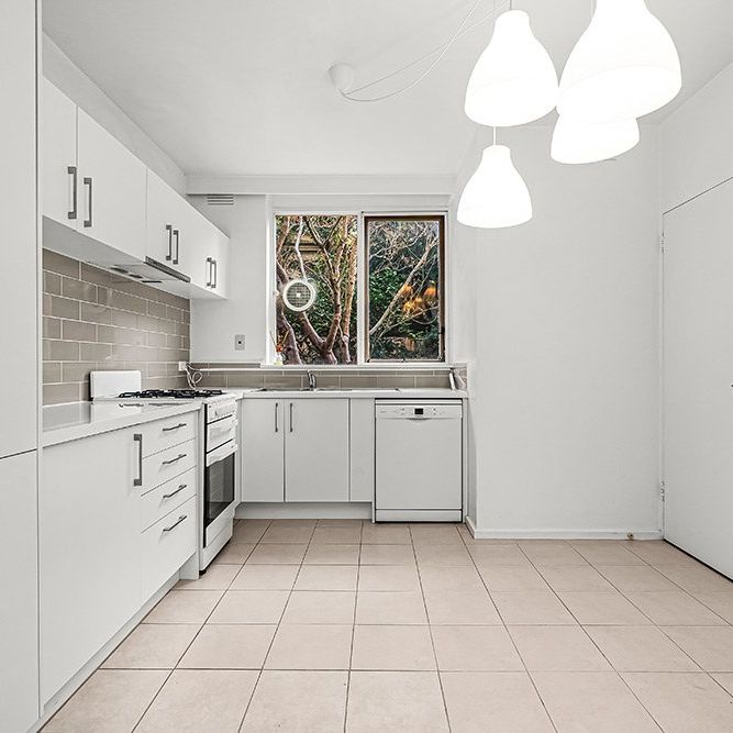 2/18 Fernhurst Grove, Kew VIC 3101 - Photo 1