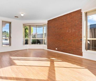 Bright and spacious, three bedroom residence in quiet court location - Photo 1