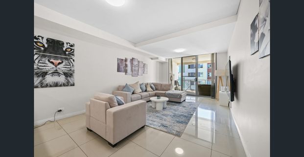 Fully furnished Spacious Split-Level Parkside Apartment with Modern Interiors Option to have it unfurnished-$920 PER WEEK - Photo 1