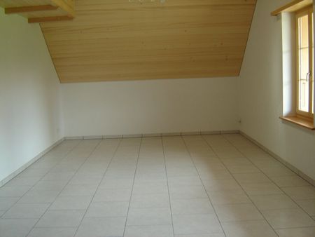 Charmante 2.5-Zimmer-Dachwohnung mit Galerie in Dürrenroth - Foto 5