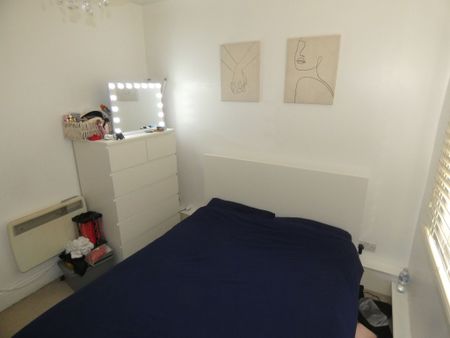 1 bed Apartment - To Let - Photo 3