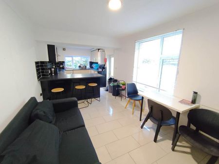 6 bedroom house to rent - Photo 2