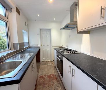 2 bedroom mid terrace to let - Photo 3