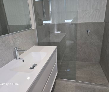 ULTRA MODERN LUXURY 3 BEDROOM TOWNHOUSE with DUCTED AIR-CON. "SITUA... - Photo 4