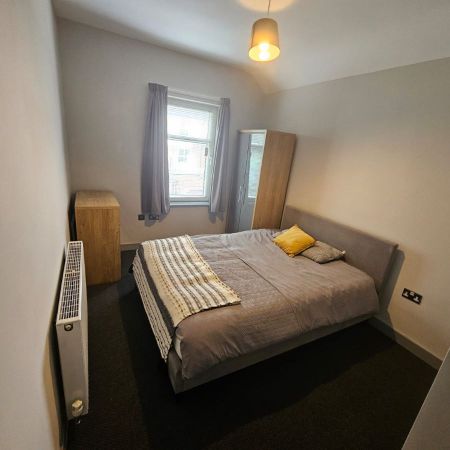 Room 3, 83 Earlesmere Avenue - Photo 3