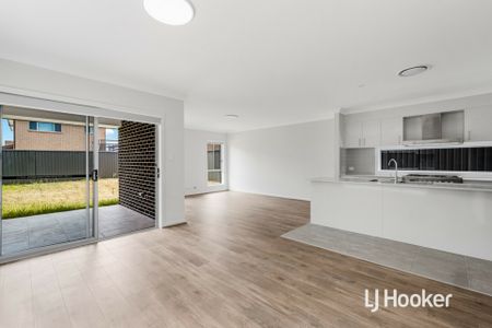 Beautiful 4 Bedroom Home - Available Now! - Photo 2