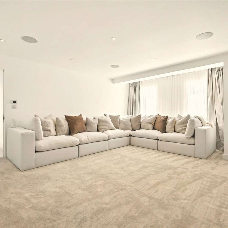 A high specification five bedroom home surrounded by open countryside. - Photo 1