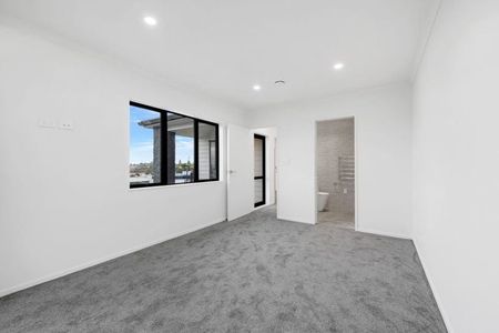 Chic 4BR Townhouse in Pakuranga - Photo 5