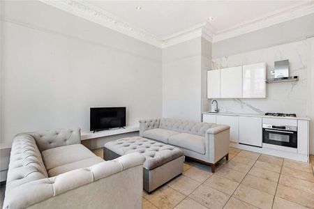 A wonderful one bedroom apartment situated on the first floor with high ceilings. - Photo 3