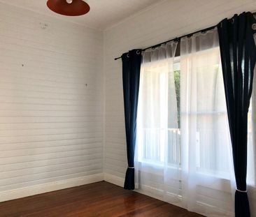 High Ceilings and Old World Charm - Photo 5