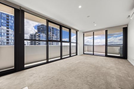 SPACIOUS TWO-BEDROOM APARTMENT WITH STUNNING VIEWS - Photo 3