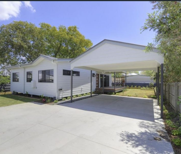 Stylish 4-Bedroom House in Vibrant Newtown - Photo 4