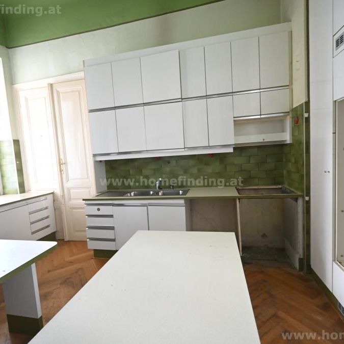 COMING SOON: riesiger Balkon mit Grünblick, ca 180m² WFL, renovierungsbedürftig - Photo 1