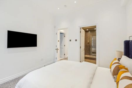 2 bedroom maisonette in Hyde Park - Photo 3