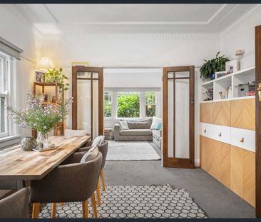Art Deco Upper Duplex with Courtyard - Photo 2
