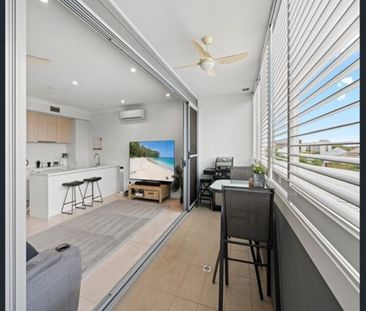 Lovely 2 Bedroom, 2 Bathroom Townhouse located in Emerald Lakes Vil... - Photo 2