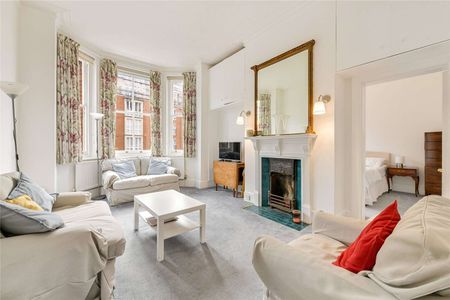 A charming three bedroom property on the first floor of a period conversion on the Fulham Road. This property does not have an HMO license. - Photo 5