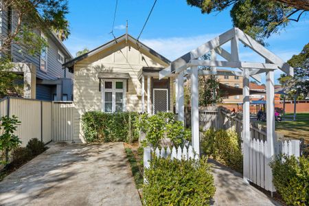 Delightful Home - Photo 4