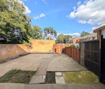 3 bedroom end of terrace house to rent - Photo 3
