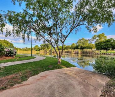 STUNNING FAMILY HOME WITH LARGE POOL - DURACK - Photo 6