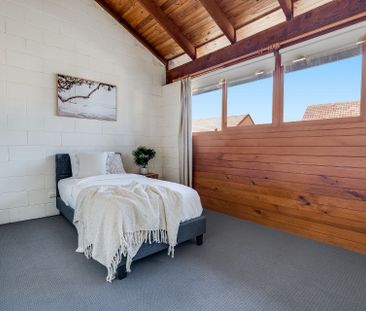 STYLISH DOUBLE STORY FULLY FURNISHED APARTMENT CLOSE TO EVERYTHING!! - Photo 2