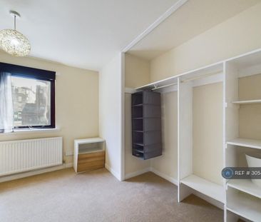 3 bedroom flat to rent - Photo 4