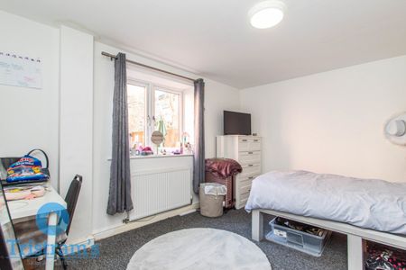 References Pending - 3 bed Apartment - Photo 2