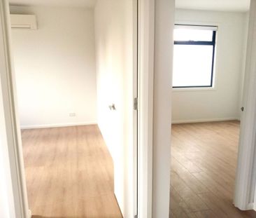 LUXURY 2 BEDROOM 2 STORY TOWNHOUSE - Photo 5